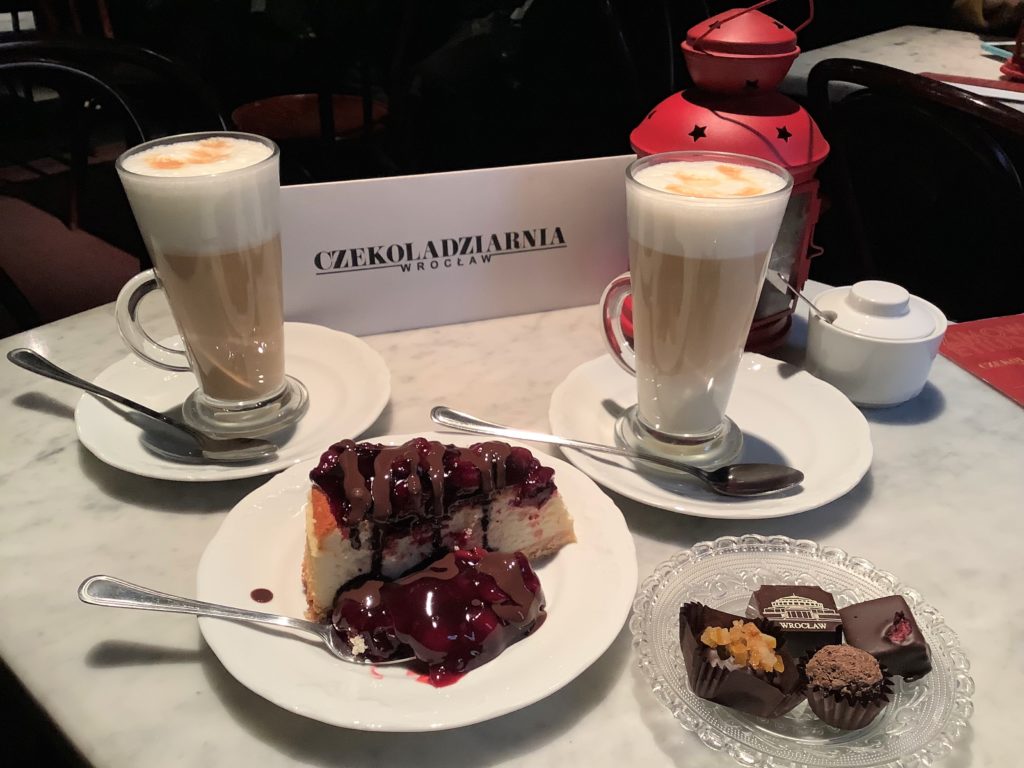 ポーランド、ヴォロツワフのCzekoladziarniaのカフェのチーズケーキとチョコレートとカフェラテ