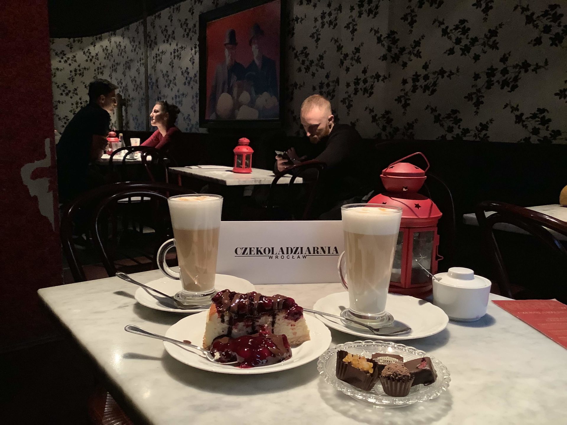 ヴォロツワフのチョコレート屋のケーキとチョコとカフェラテ