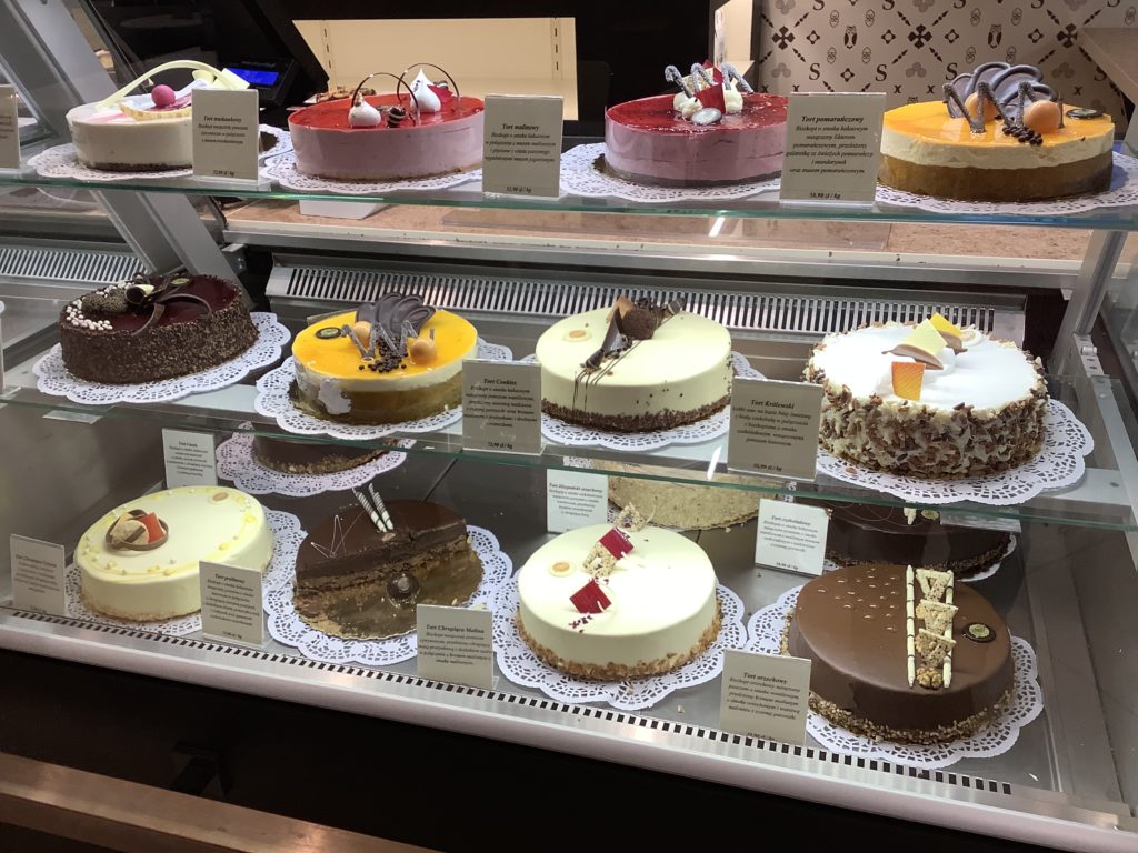 ヴロツワフのショッピングモールにあるケーキ屋のショーケースに12個のホールケーキが並ぶ