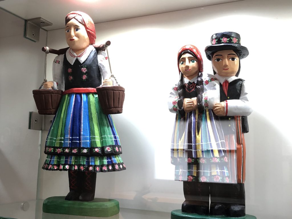 ポーランドの民族衣装を着る木工人形2点