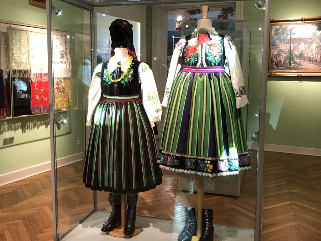 ポーランド、ウォヴィチ博物館（Muzeum w Łowiczu）の黒と緑の民族衣装