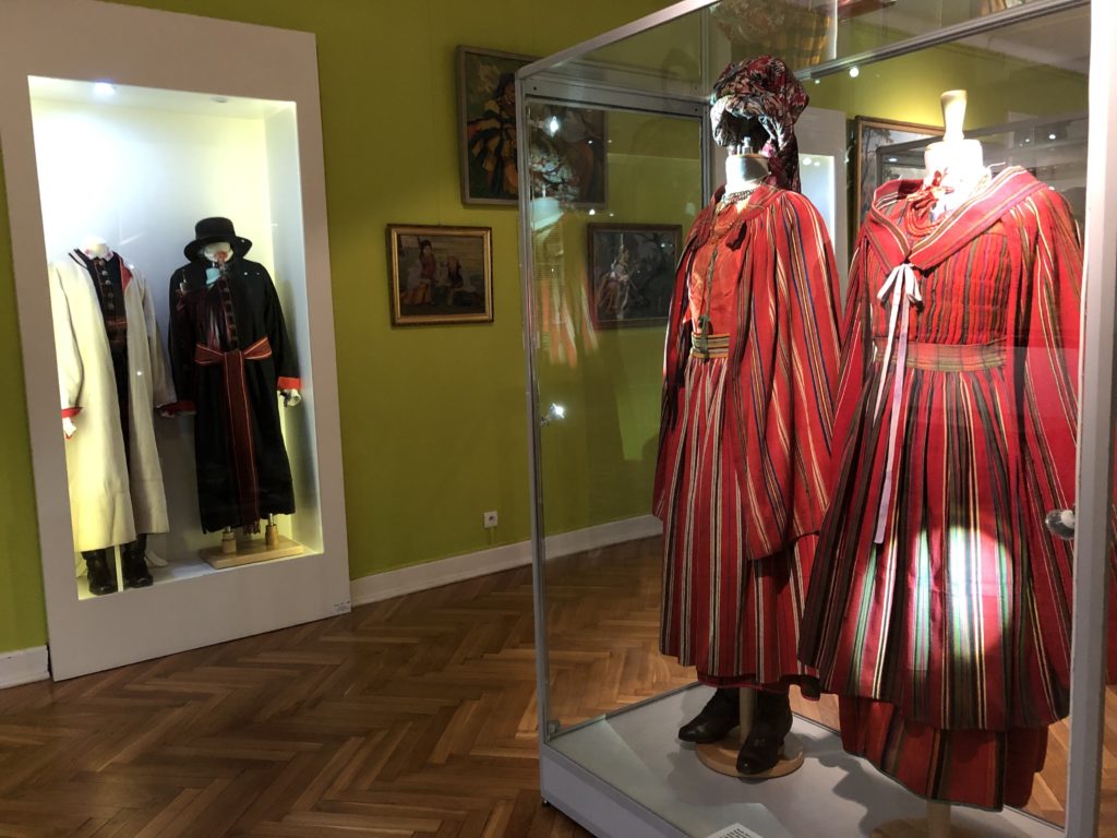 ポーランド、ウォヴィチ博物館（Muzeum w Łowiczu）の赤い民族衣装