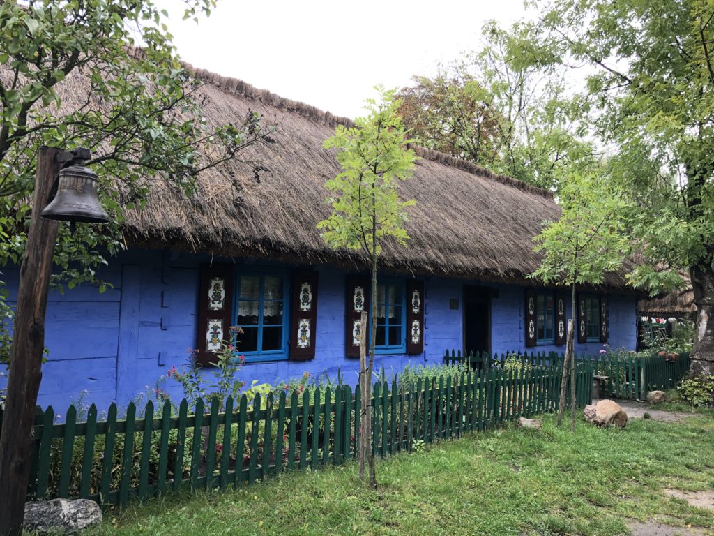 ポーランド、ウォヴィチ博物館（Muzeum w Łowiczu）の屋外展示の民家の外観は青い壁と藁の屋根
