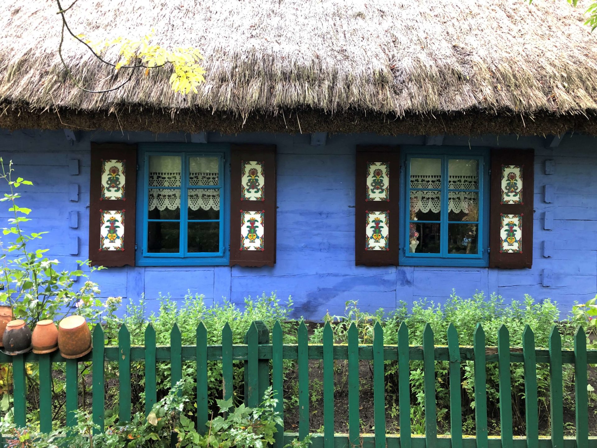 ポーランド、青い壁と藁屋根の家
