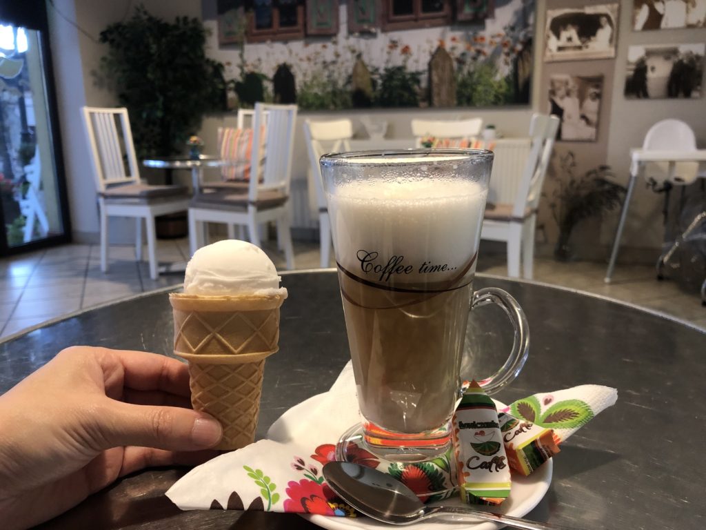 ウォヴィチ村のカフェのアイスとカフェラテ