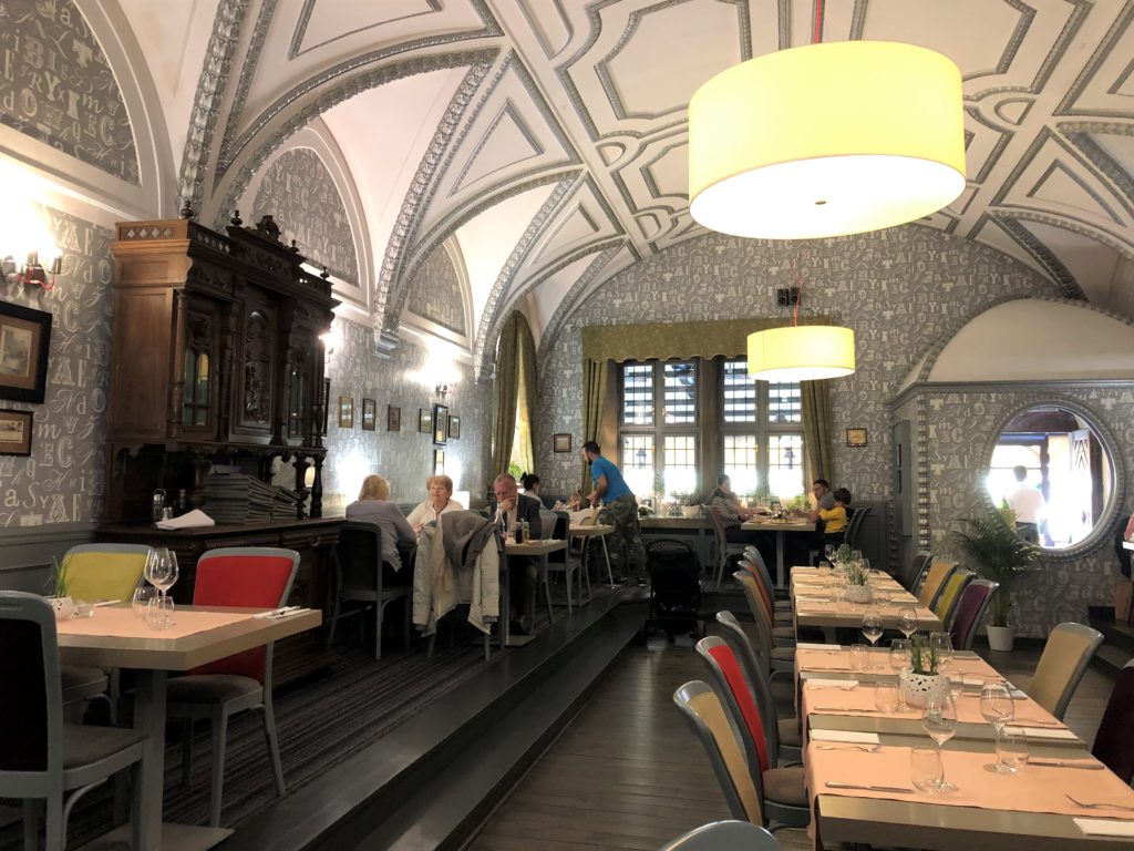 ヴロツワフの中央市場広場の近くにあるレストラン、Cesarsko-Królewskaはおしゃれな内装