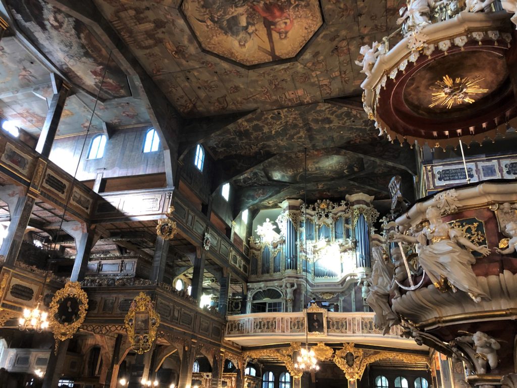 ポーランド、シフィドニツァ教会の大きなパイプオルガン