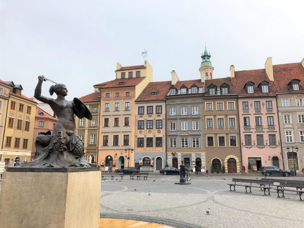 ワルシャワの広場と盾と剣を持つ銅像