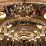 聖サワ大聖堂の天井絵とシャンデリア