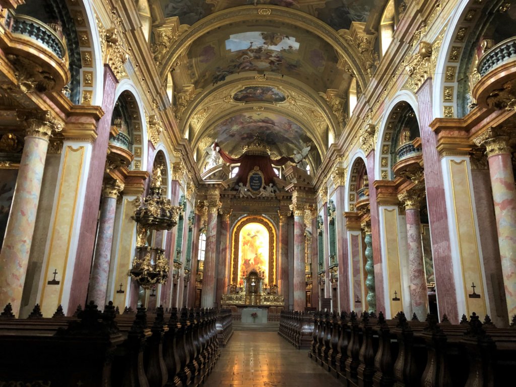 ウィーンのイエズス会の教会のバロック様式の内観