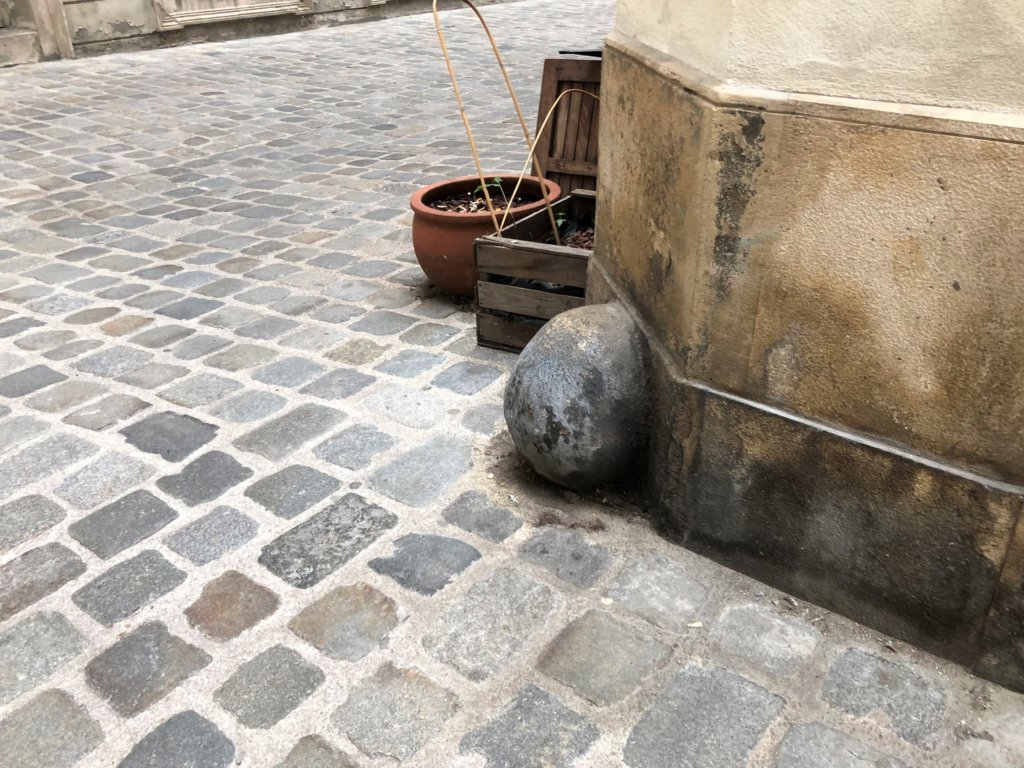 ウィーンの街角にある丸い石