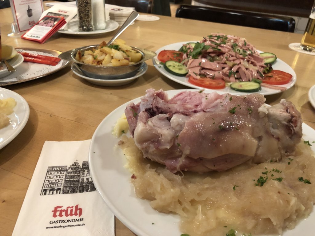 ドイツの地ビールレストランFRÜH am Domの肉料理