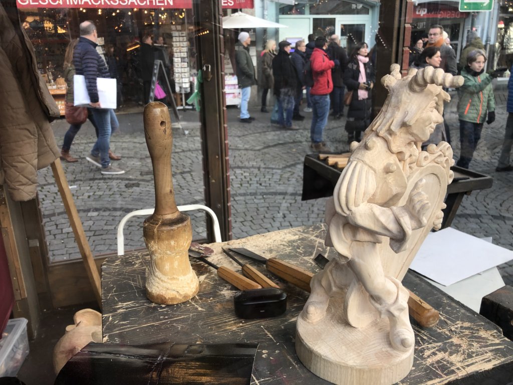 ドイツクリスマスマーケットの木彫りの像と道具