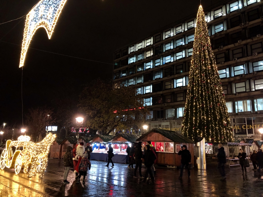 ベオグラードの夜のクリスマスマーケットとサンタ