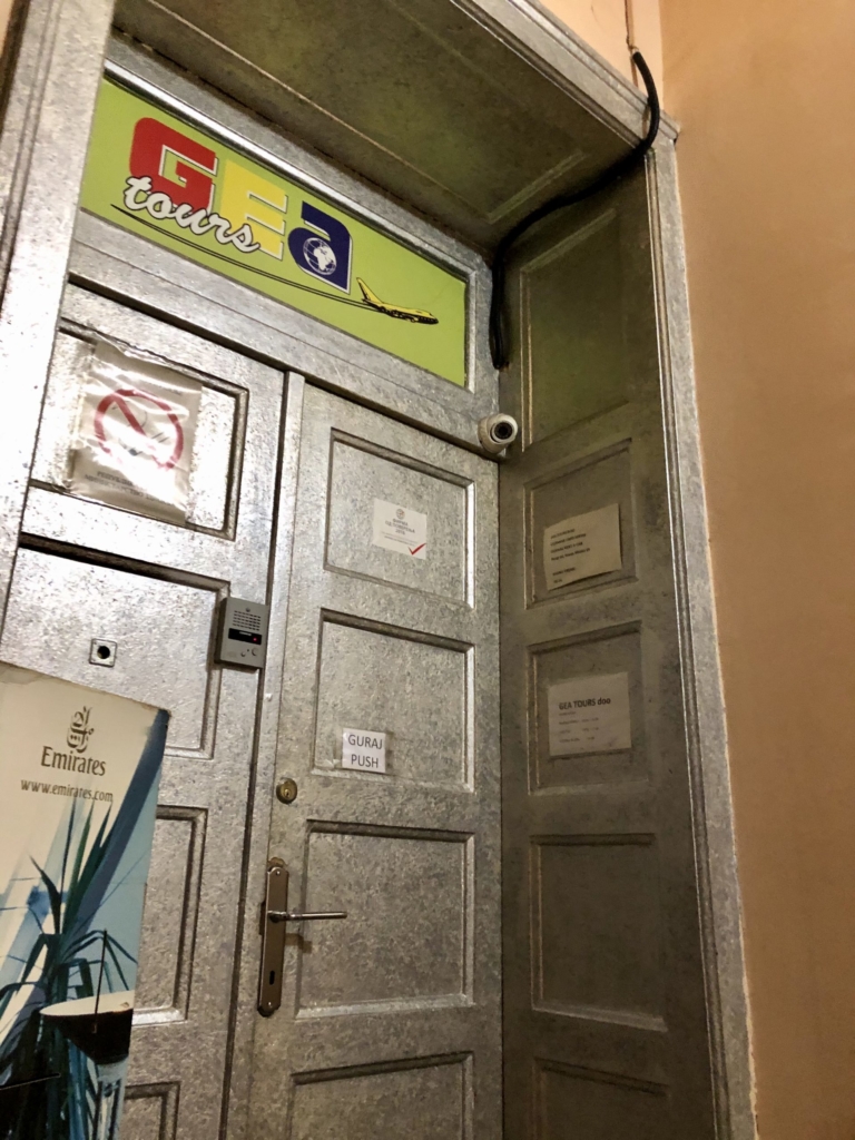 Geatours事務所入り口の銀色の扉