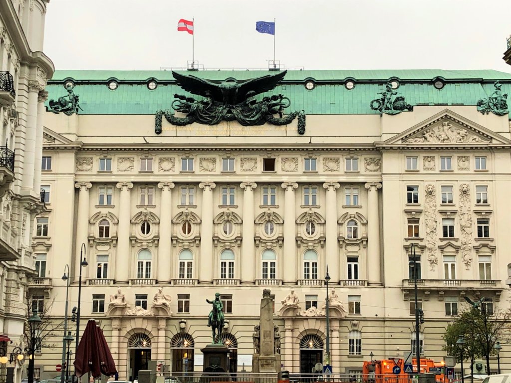 双頭の鷲と国旗があるオーストリア政府の建物