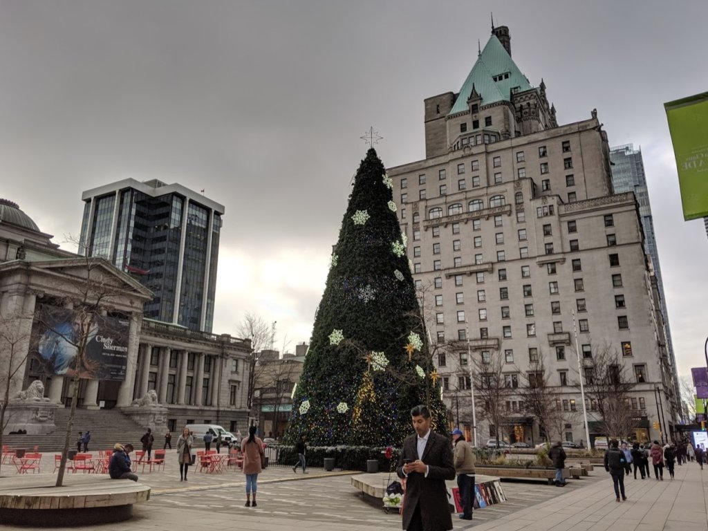 大きなクリスマスツリーと広場