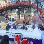 カナダのクリスマスパレードのサンタと馬車