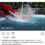 hotelforras.szegedのプールで両手を上げる男性