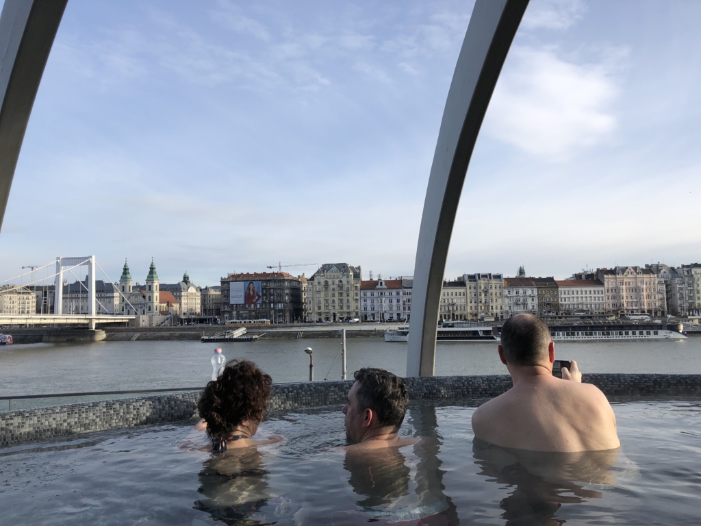 ブダペスト、ルダシュ温泉The Rudas Thermal Bathsの屋上露天風呂と橋と建物
