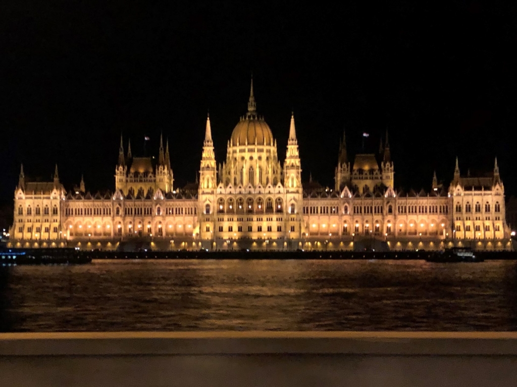 ブダペストの国会議事堂の夜景